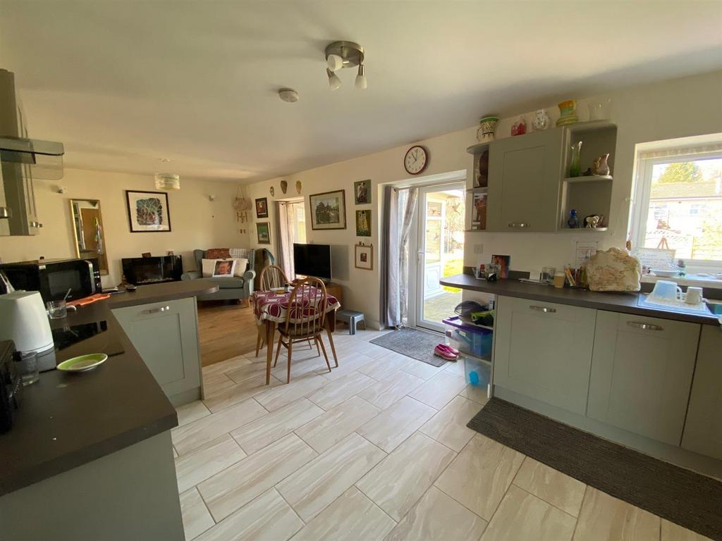 Kitchen 2.jpg