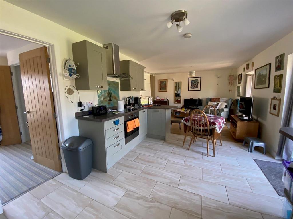 Kitchen 2.jpg