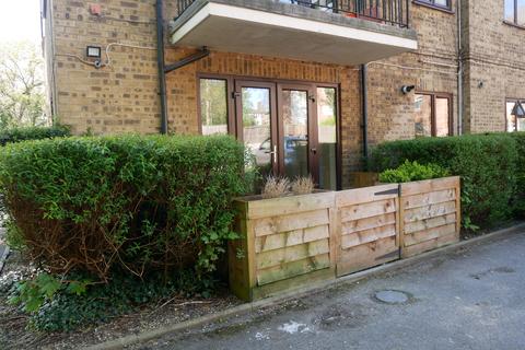 1 bedroom ground floor flat to rent, Epping New Road, Buckhurst Hill IG9