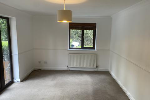 1 bedroom ground floor flat to rent, Epping New Road, Buckhurst Hill IG9