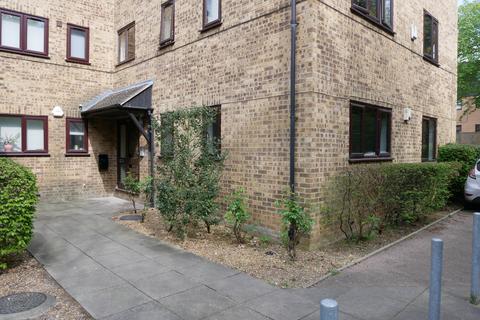 1 bedroom ground floor flat to rent, Epping New Road, Buckhurst Hill IG9