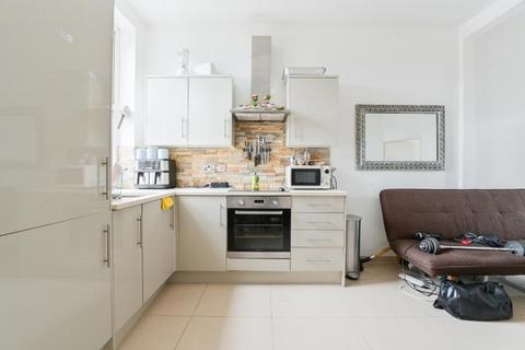 2 bedroom flat for sale, Lea Bridge Road, London, E10