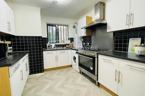 1 bedroom in a house share to rent, Lukin Street, London, Greater London. E1