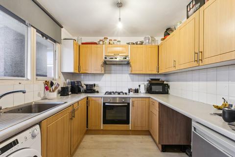 3 bedroom flat to rent, Maskelyne Close, London