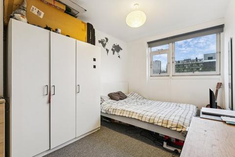 3 bedroom flat to rent, Maskelyne Close, London