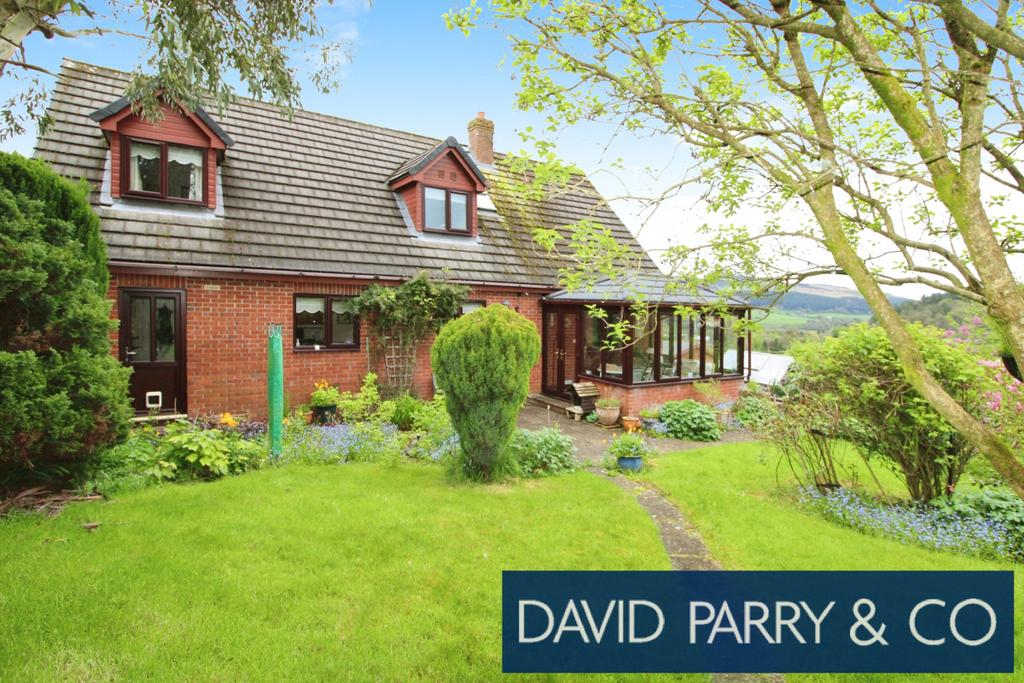 Modern detached 4 bed house with garden
