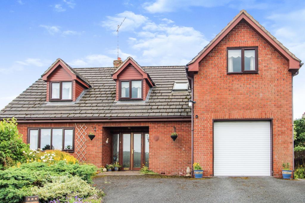 Modern detached 4 bed house with garden