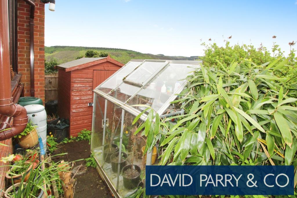 Modern detached 4 bed house with garden