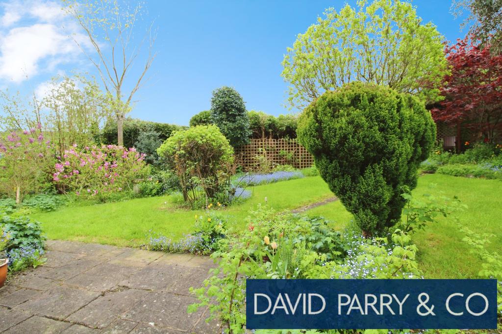 Modern detached 4 bed house with garden