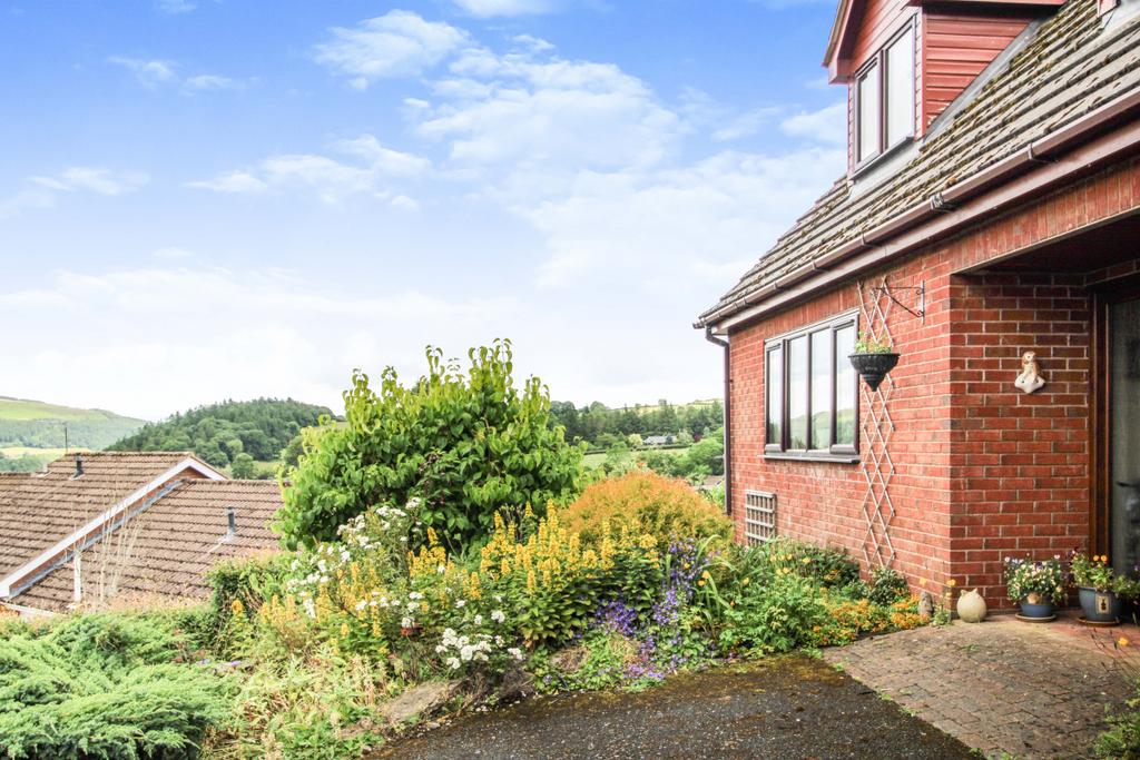Modern detached 4 bed house with garden