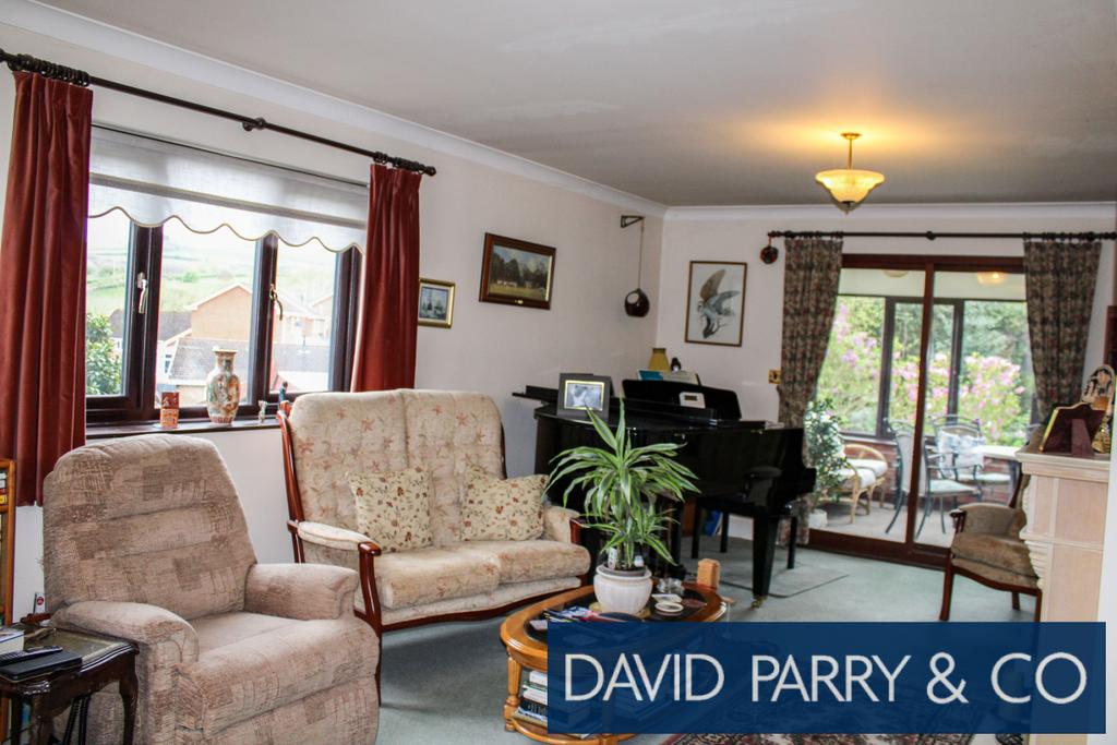 Modern detached 4 bed house with garden