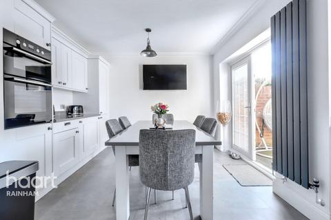 50 Lakeside, Rainham, RM13 9SW
