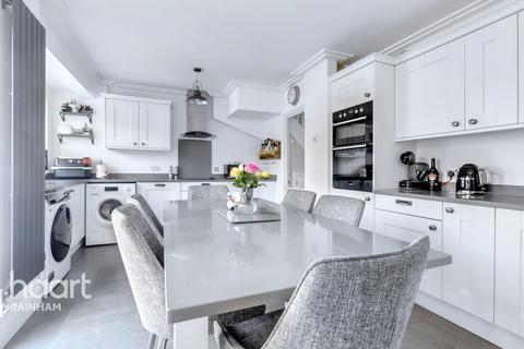 50 Lakeside, Rainham, RM13 9SW