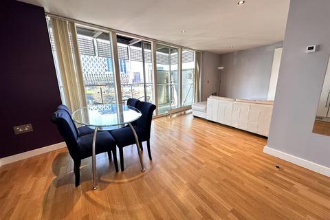 2 bedroom apartment to rent, NV Building, The Quays, Salford