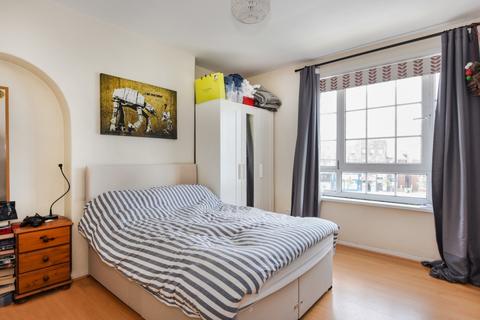 3 bedroom flat to rent, Stockwell Gardens Stockwell SW9