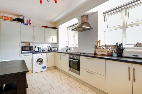 3 bedroom flat to rent, Stockwell Gardens Stockwell SW9