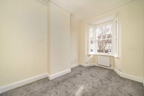 3 bedroom flat to rent, Abinger Road, London W4