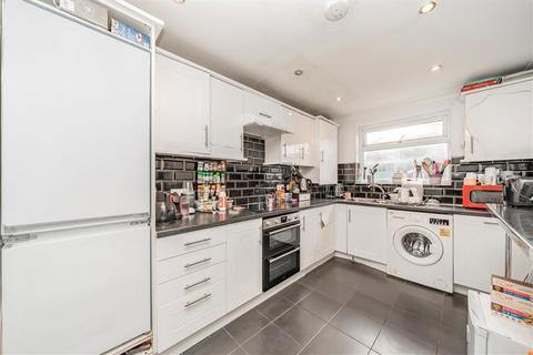 3 bedroom flat for sale, Drakefell Road, London SE4