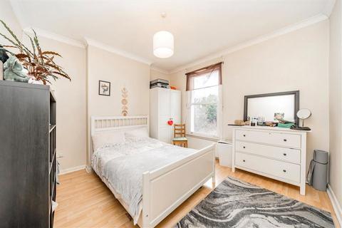 3 bedroom flat for sale, Drakefell Road, London SE4