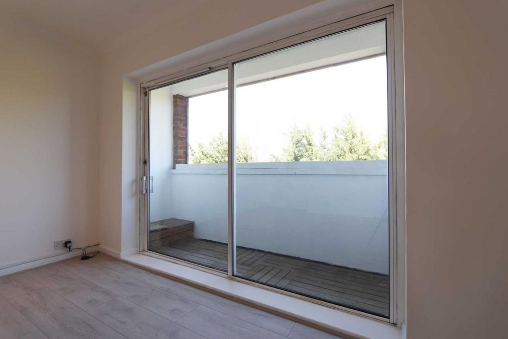 Apartment in New Malden - More