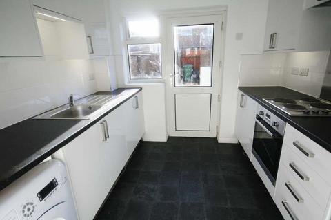 3 bedroom end of terrace house to rent, Boyatt Wood