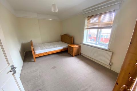 1 bedroom in a house share to rent, Double Bedroom  28 Alexandra Road, Mitcham, Surrey