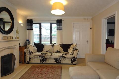 3 bedroom detached house to rent, The Oaks