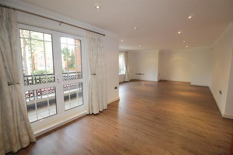 2 bedroom apartment to rent, Cavendish Road, Weybridge