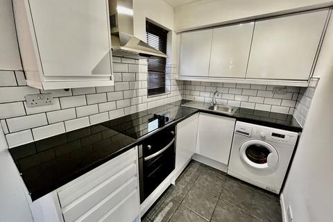 Studio to rent, Hawthorne Crescent, West Drayton, UB7