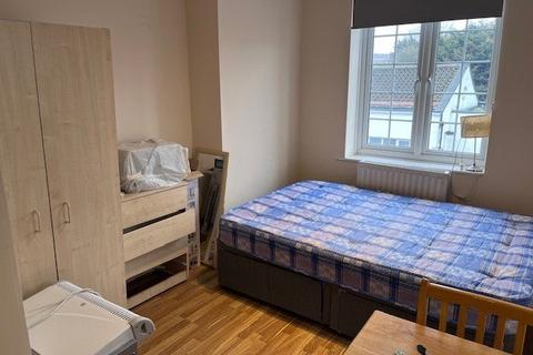 Studio to rent, Vivian Avenue, Hendon NW4