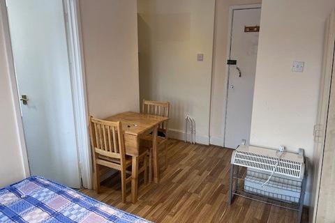 Studio to rent, Vivian Avenue, Hendon NW4