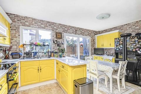 3 bedroom semi-detached house to rent, Grand Avenue, Surbiton KT5