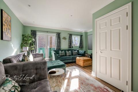 2 Arden Crescent, London, E14 9WA