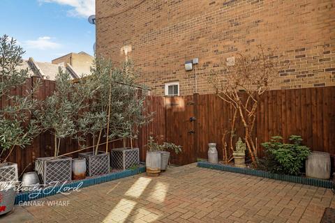 2 Arden Crescent, London, E14 9WA