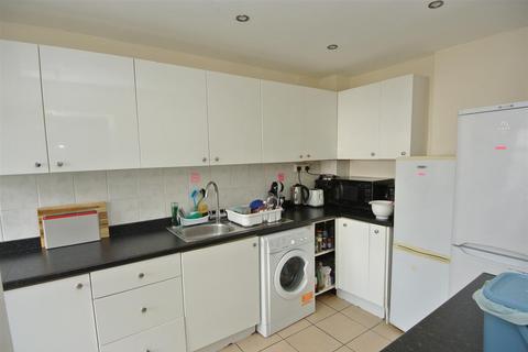 6 bedroom terraced house to rent, Ashwood Road, Egham TW20