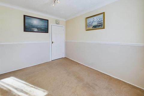 8 Broadhurst Walk, Rainham, RM13 7HD