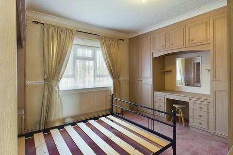 8 Broadhurst Walk, Rainham, RM13 7HD
