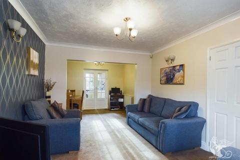 37 Newtons Close, Rainham, RM13 7AX