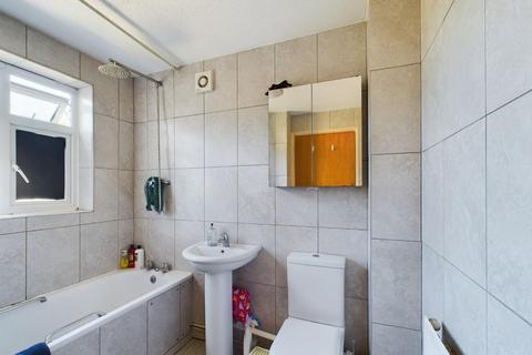 2 bedroom flat for sale, Bennetts Castle Lane, Dagenham