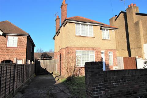 3 bedroom detached house to rent, Montague Road, Uxbridge,