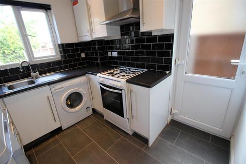 3 bedroom detached house to rent, Montague Road, Uxbridge,