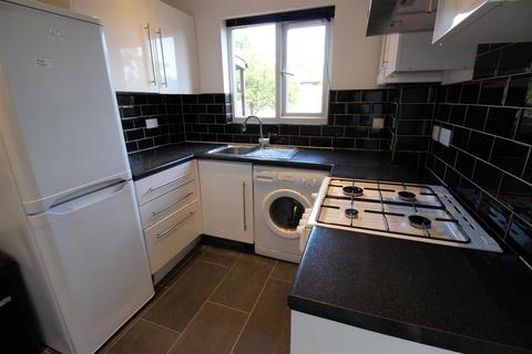 3 bedroom detached house to rent, Montague Road, Uxbridge,