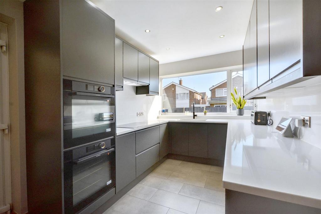 Kitchen 1.jpeg