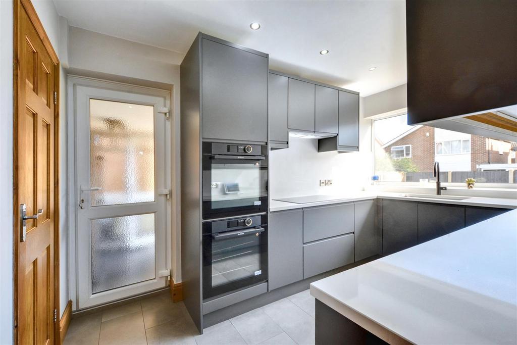 Kitchen 2.jpeg