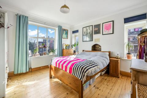 2 bedroom flat for sale, Cazenove Road, London N16