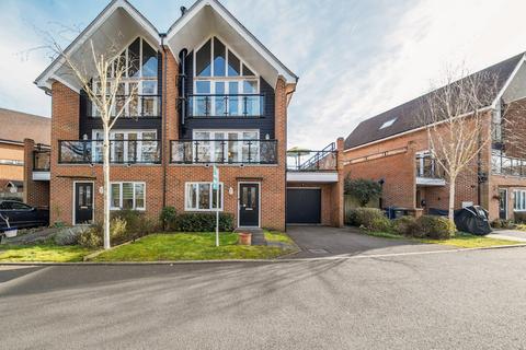 Alderbank Drive, Surrey GU7