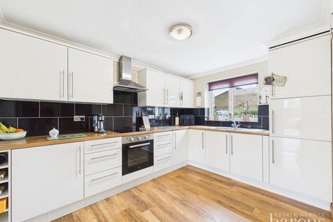 3 bedroom terraced house for sale, Falkland Road, Basingstoke RG24