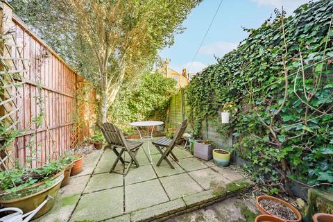 2 bedroom flat for sale, Gilbey Road, London SW17