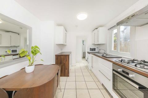 1 bedroom flat to rent, Fircroft Road, London SW17