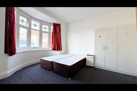 1 bedroom in a house share to rent, New North Road, Ilford